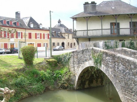 Lasseube, la Baïse et le vieux pont